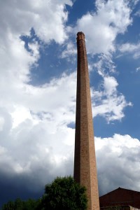 La chimenea inclinada del molino Tap